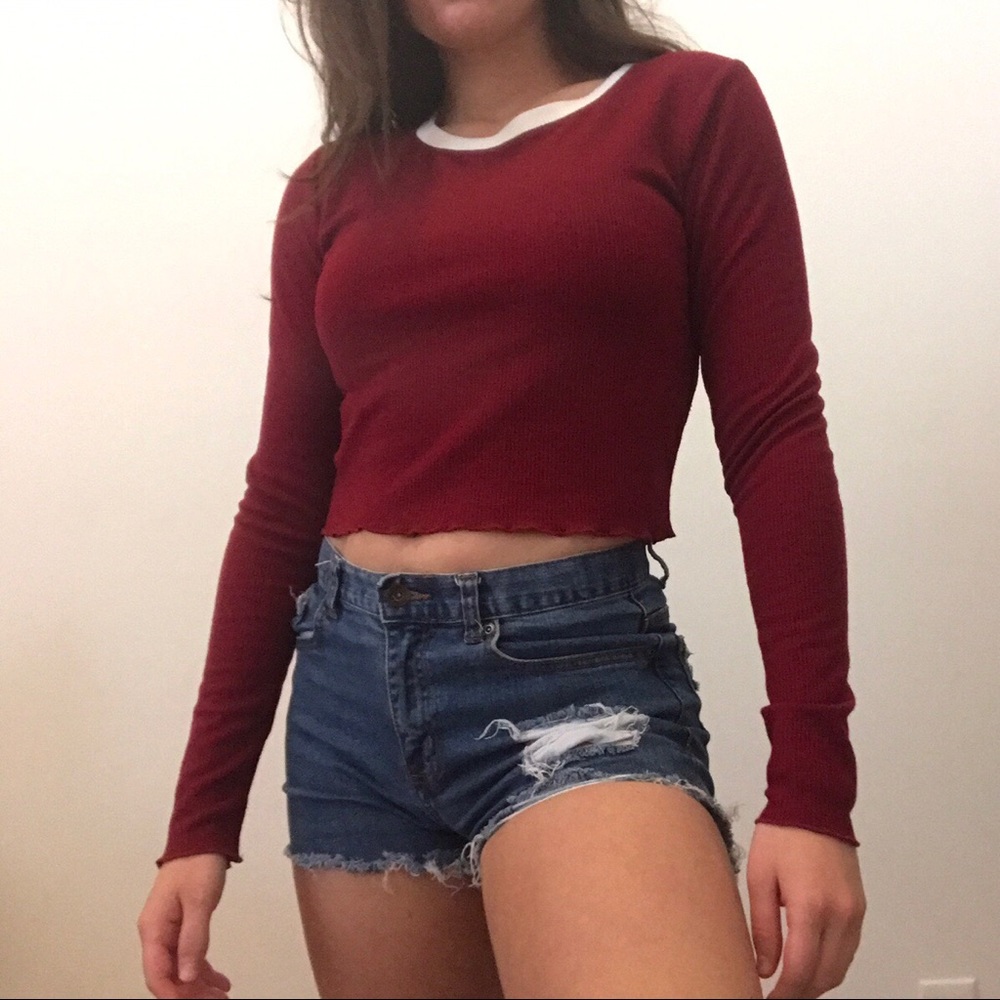 Red ribbed long sleeve cropped shirt.